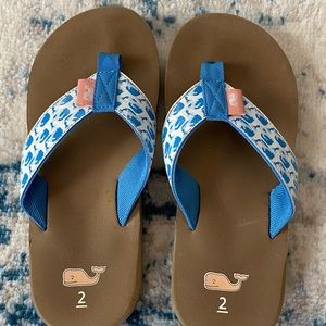 Vineyard Vines girls blue whale flip flops SZ 2